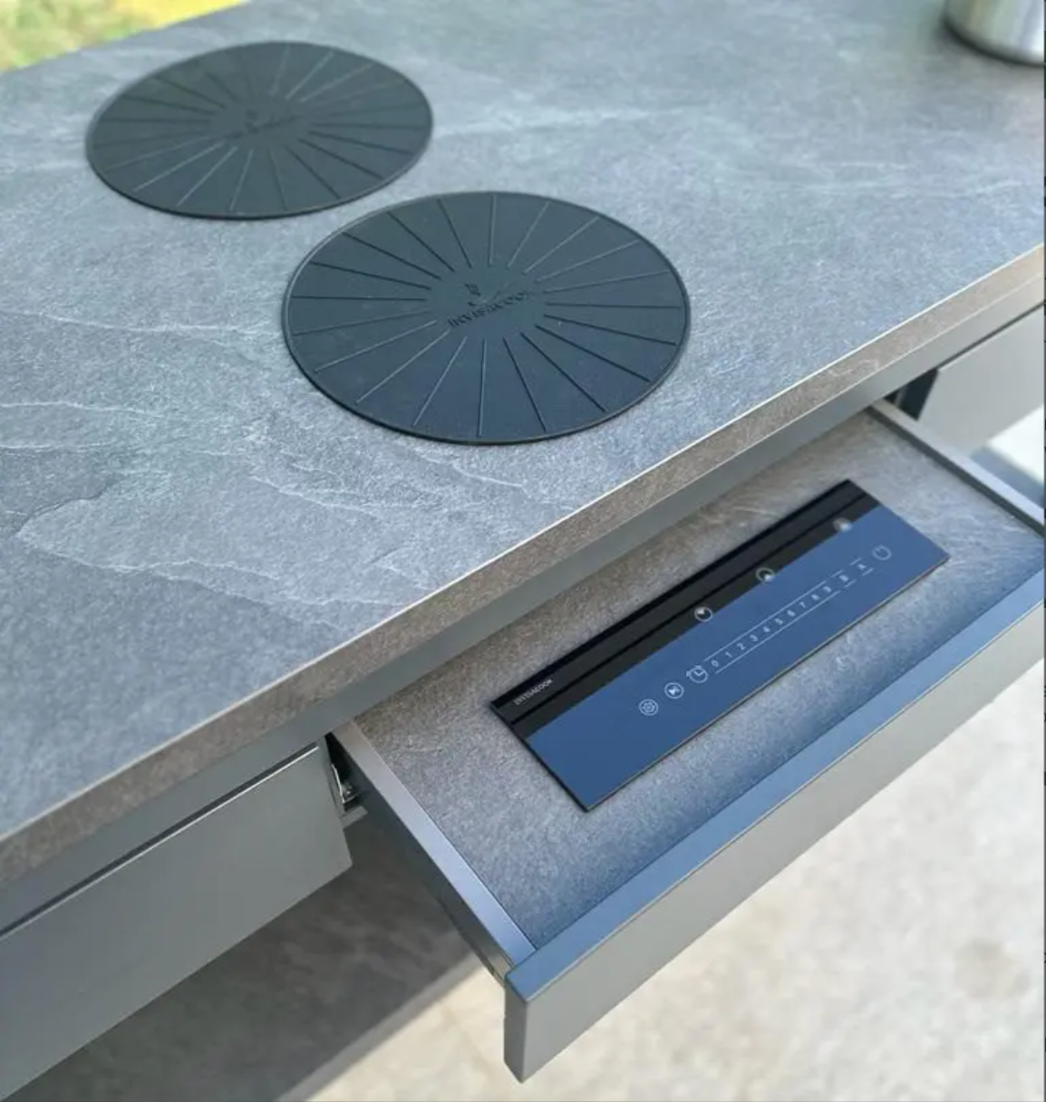 Invisa Cook zones on porcelain with the controller hidden in a drawer